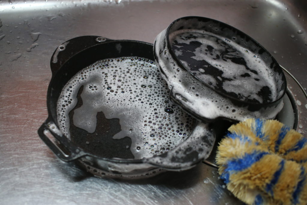 たわしで水洗い