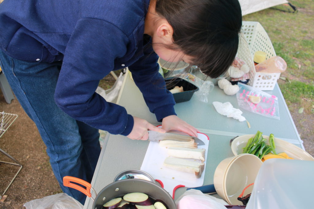 マイキッチンセットで料理中
