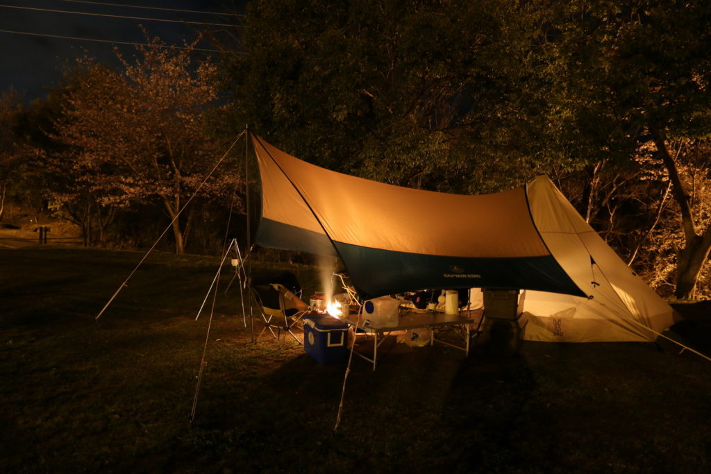 夜中のキャンプサイト
