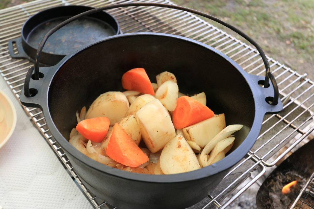 ダッチオーブンでカレー